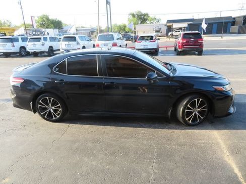 Used 2020 Toyota Camry SE FWD image 4