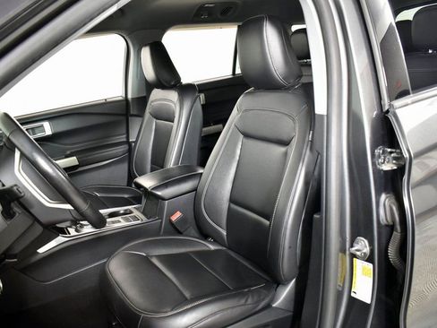 Used 2020 Ford Explorer XLT w/ Equipment Group 202A image 10