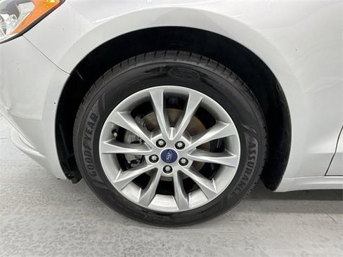 Used 2017 Ford Fusion SE w/ Fusion SE Technology Package image 10