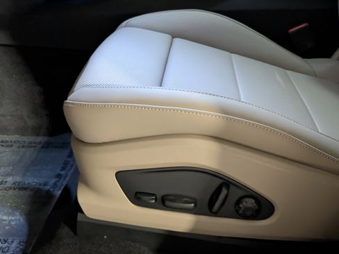 New 2026 Porsche Macan 4 Electric image 17