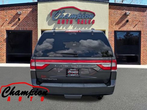 Used 2017 Lincoln Navigator Select RWD image 5