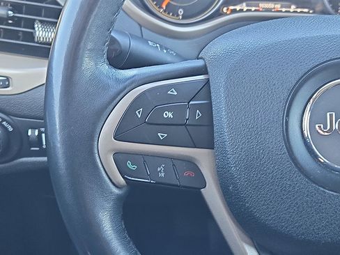 Used 2016 Jeep Cherokee Limited image 18