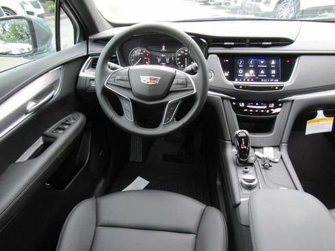 New 2025 Cadillac XT5 Luxury image 12