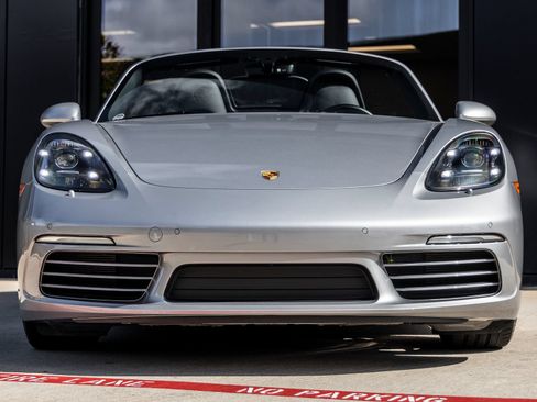 Certified 2024 Porsche 718 Boxster RWD image 8