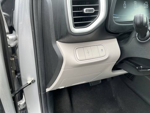 Used 2025 Hyundai Venue SEL FWD image 15