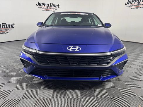 Used 2025 Hyundai Elantra SE FWD image 4