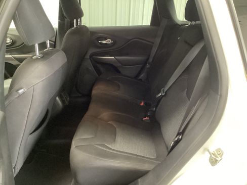 Used 2021 Jeep Cherokee Latitude FWD image 28