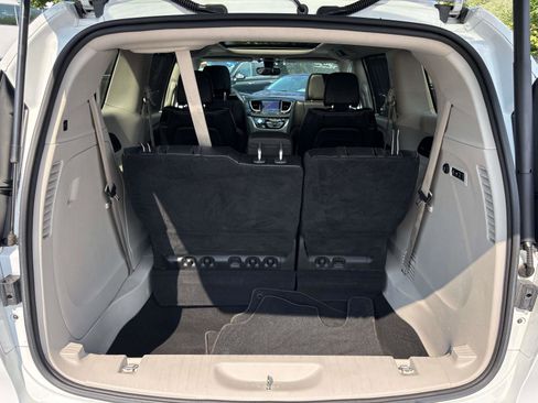 Used 2018 Chrysler Pacifica Limited image 16