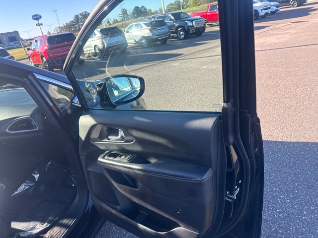 Used 2025 Chrysler Pacifica Select FWD image 35