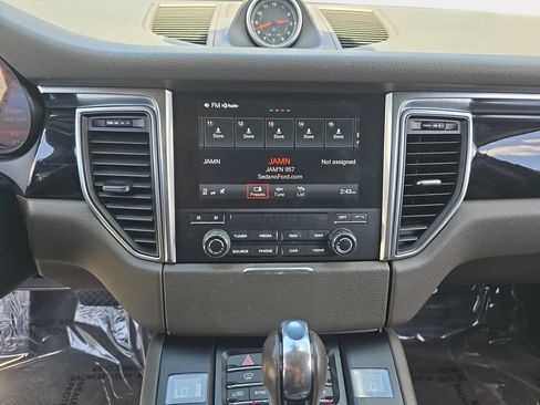 Used 2018 Porsche Macan AWD/4WD image 23