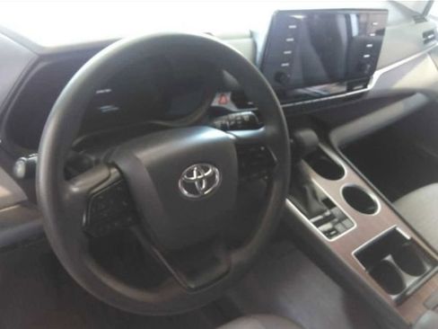 Used 2023 Toyota Sienna LE AWD/4WD image 7