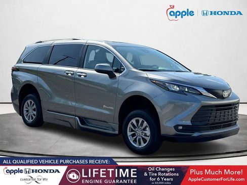 Used 2026 Toyota Sienna XLE FWD image 1