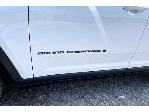 Used 2025 Jeep Grand Cherokee Altitude RWD image 37