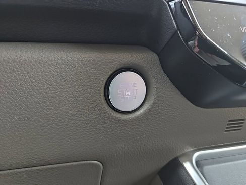 Used 2025 Kia Carnival EX FWD image 30