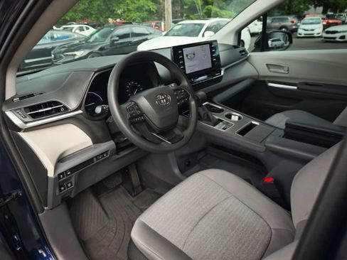 Used 2023 Toyota Sienna LE AWD/4WD image 17