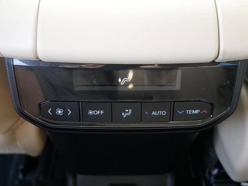 Used 2023 Toyota Highlander XLE AWD/4WD image 13