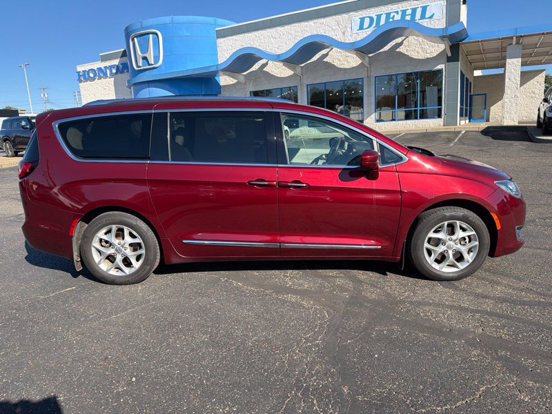 Used 2019 Chrysler Pacifica Touring-L w/ Tire & Wheel Group FWD image 8