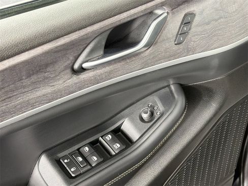 Used 2023 Jeep Grand Cherokee Limited image 17