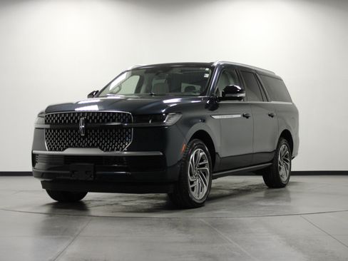 Used 2025 Lincoln Navigator L Reserve AWD/4WD image 8