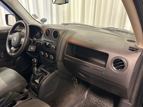 Used 2017 Jeep Patriot Sport image 14