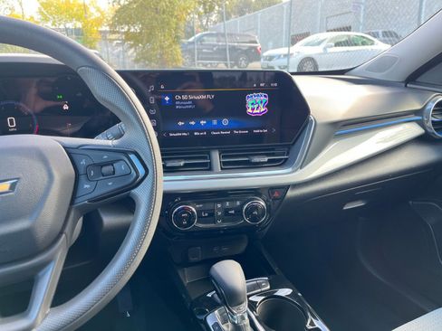 Used 2025 Chevrolet Trax LT image 18