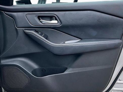 Certified 2025 Nissan Rogue SV FWD image 22