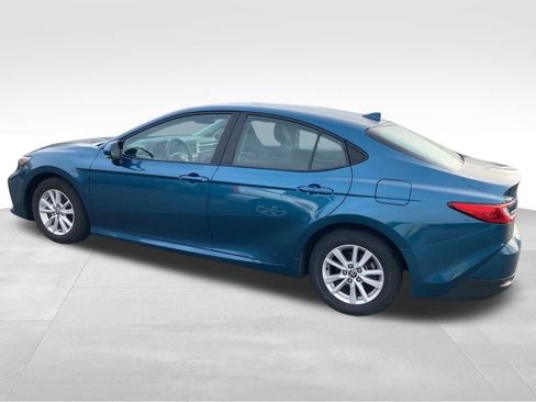 Used 2025 Toyota Camry SE image 3