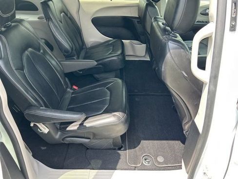 Used 2023 Chrysler Pacifica Touring-L FWD image 47