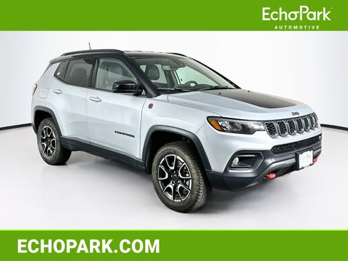 Used 2025 Jeep Compass Trailhawk AWD/4WD image 1