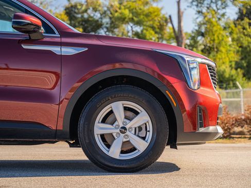 Used 2025 Kia Sorento LX image 9