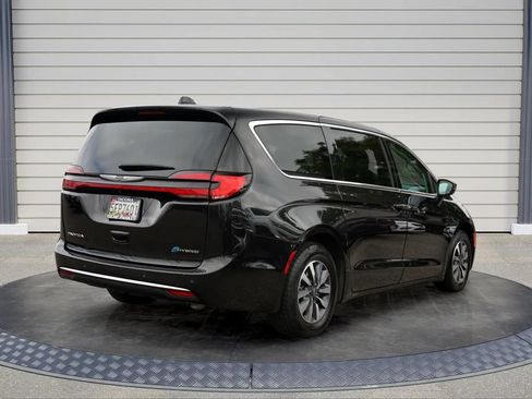 Used 2023 Chrysler Pacifica Touring-L FWD image 7
