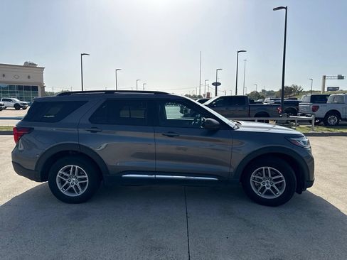 Used 2025 Ford Explorer Active w/ Active Comfort Package RWD image 17