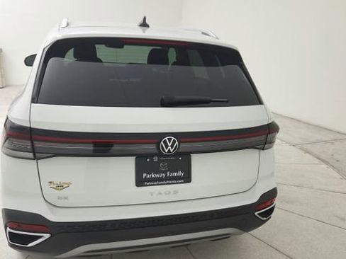 Used 2025 Volkswagen Taos SE image 31