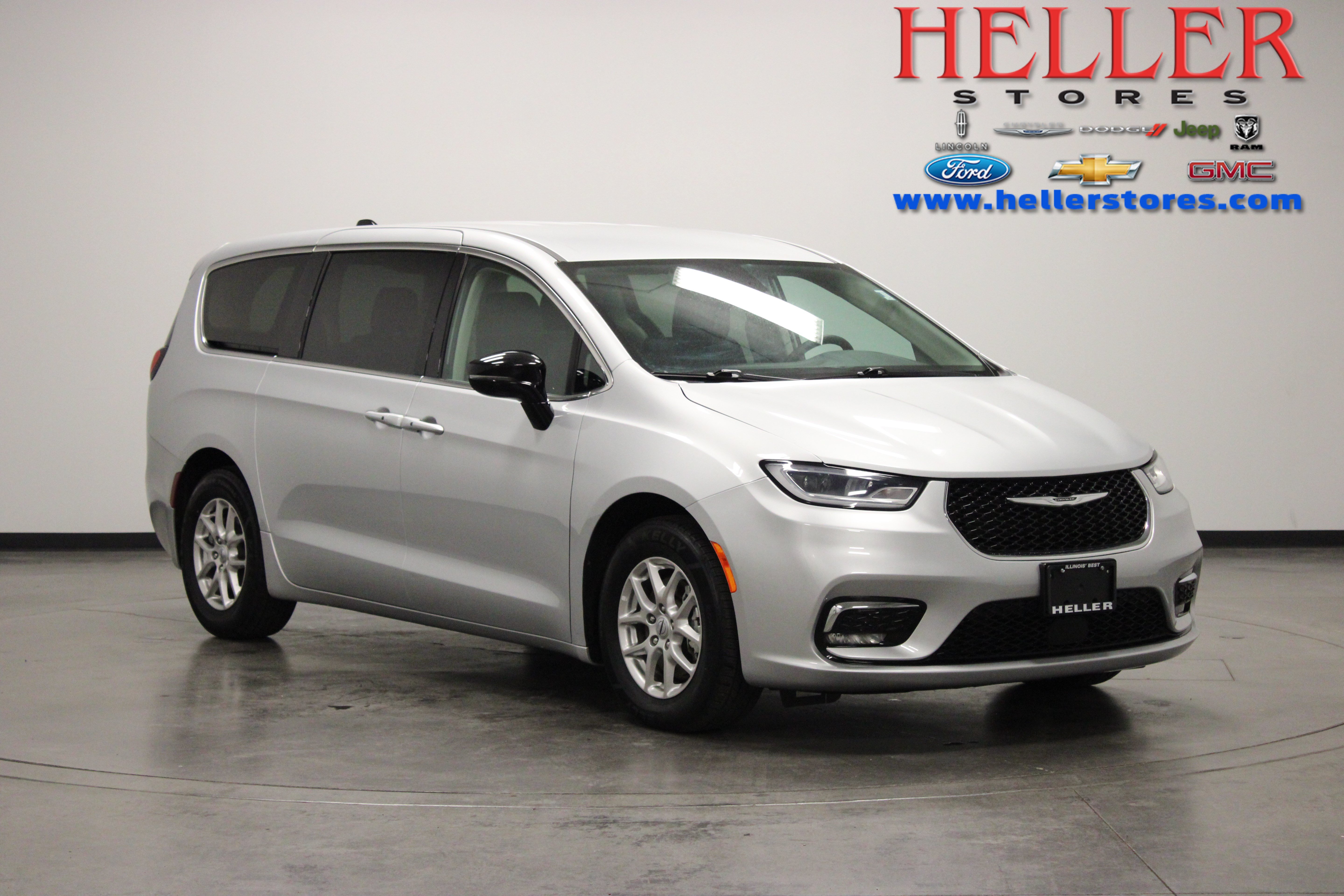 Used 2024 Chrysler Pacifica Touring-L FWD image 1