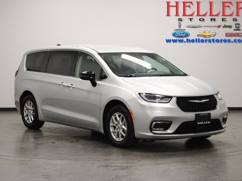Used 2024 Chrysler Pacifica Touring-L FWD image 1