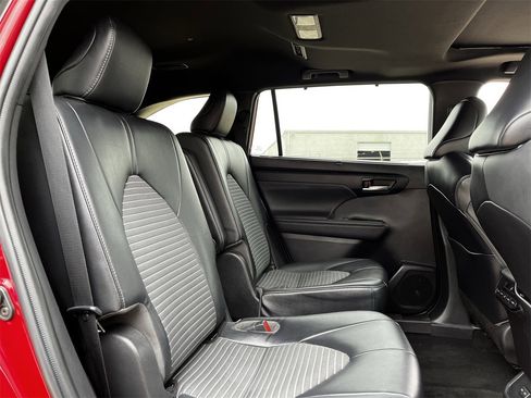 Used 2022 Toyota Highlander XSE image 27