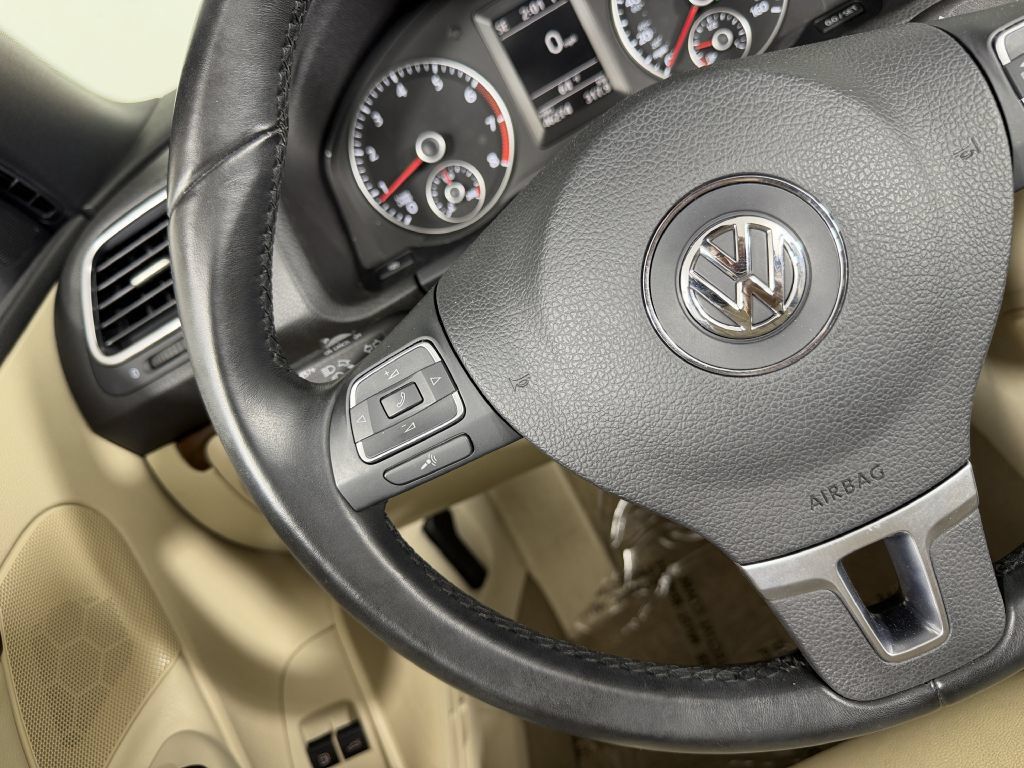 Used 2012 Volkswagen Eos Lux FWD image 40