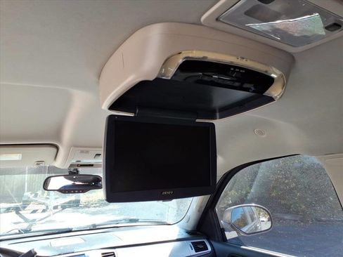 Used 2011 Cadillac Escalade AWD image 17