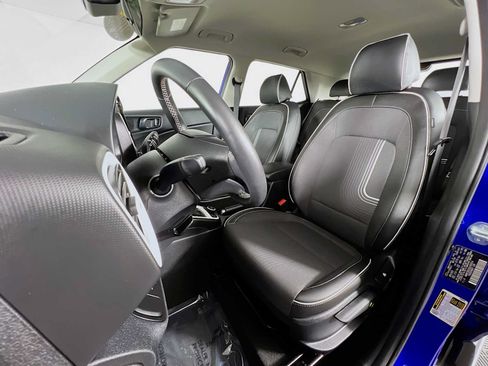 Certified 2025 Hyundai Venue Limited FWD image 22