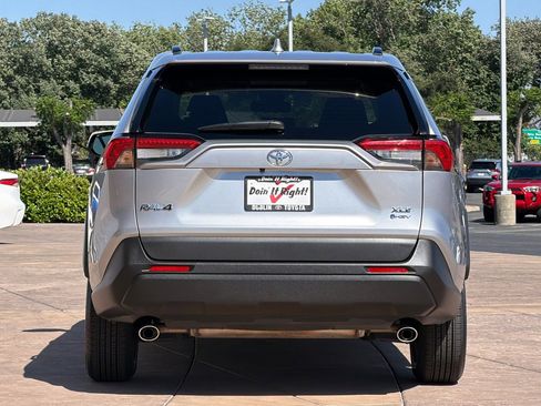 Used 2025 Toyota RAV4 XLE AWD/4WD image 5