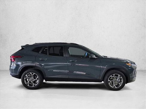 Used 2025 Chevrolet Trax LT FWD image 4