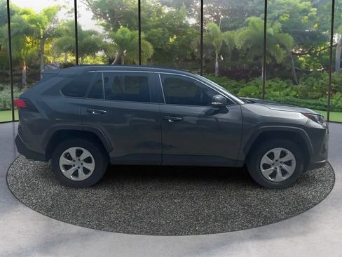 Used 2020 Toyota RAV4 LE FWD image 4
