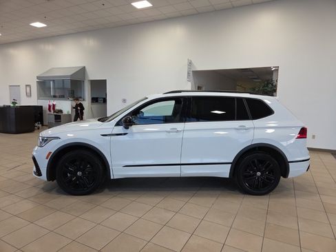 Used 2022 Volkswagen Tiguan SE R-Line image 2