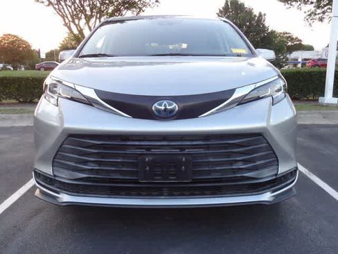 Used 2021 Toyota Sienna LE w/ LE Plus Package FWD image 2