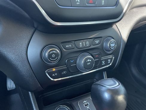 Used 2021 Jeep Cherokee Latitude Lux w/ Mopar Interior Package image 18