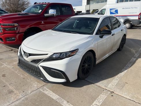 Used 2022 Toyota Camry SE image 2
