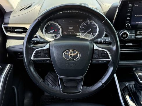 Used 2022 Toyota Highlander XLE FWD image 12
