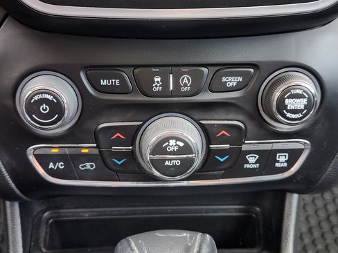 Used 2022 Jeep Cherokee Trailhawk AWD/4WD image 21