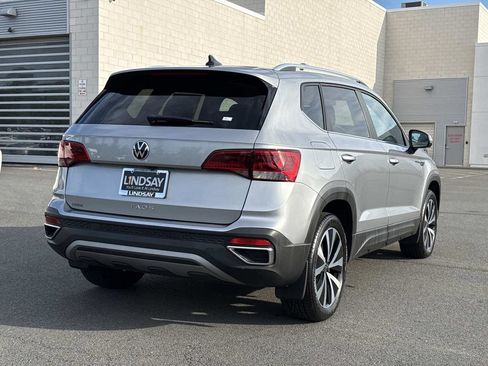 Used 2023 Volkswagen Taos SE w/ Panoramic Sunroof Package FWD image 3