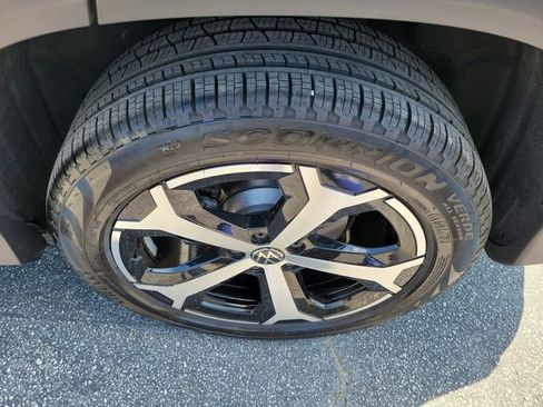 Certified 2025 Volkswagen Tiguan SE w/ Panoramic Sunroof Package AWD/4WD image 7